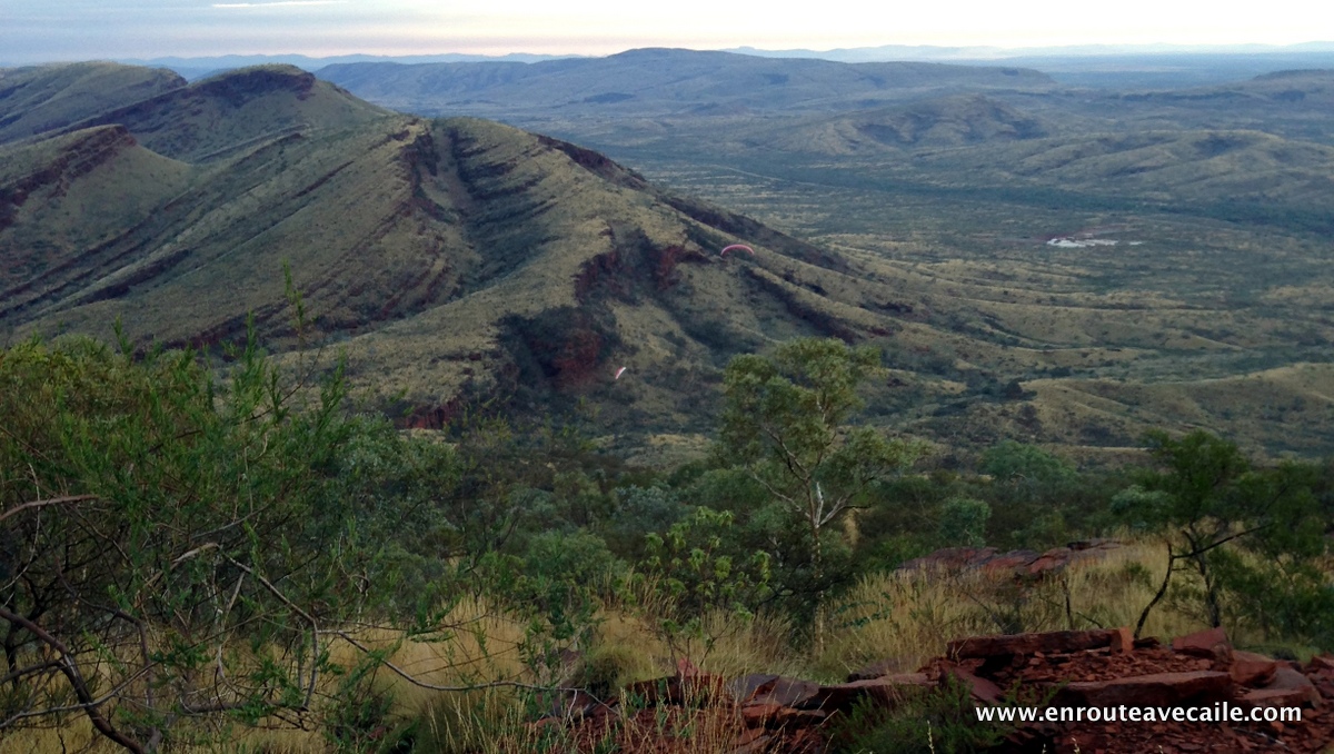 26 Apr 2014<br>Attéro en duo.<br>Mt Nameless, Tom Price, Karijini NP area, Western Australia.