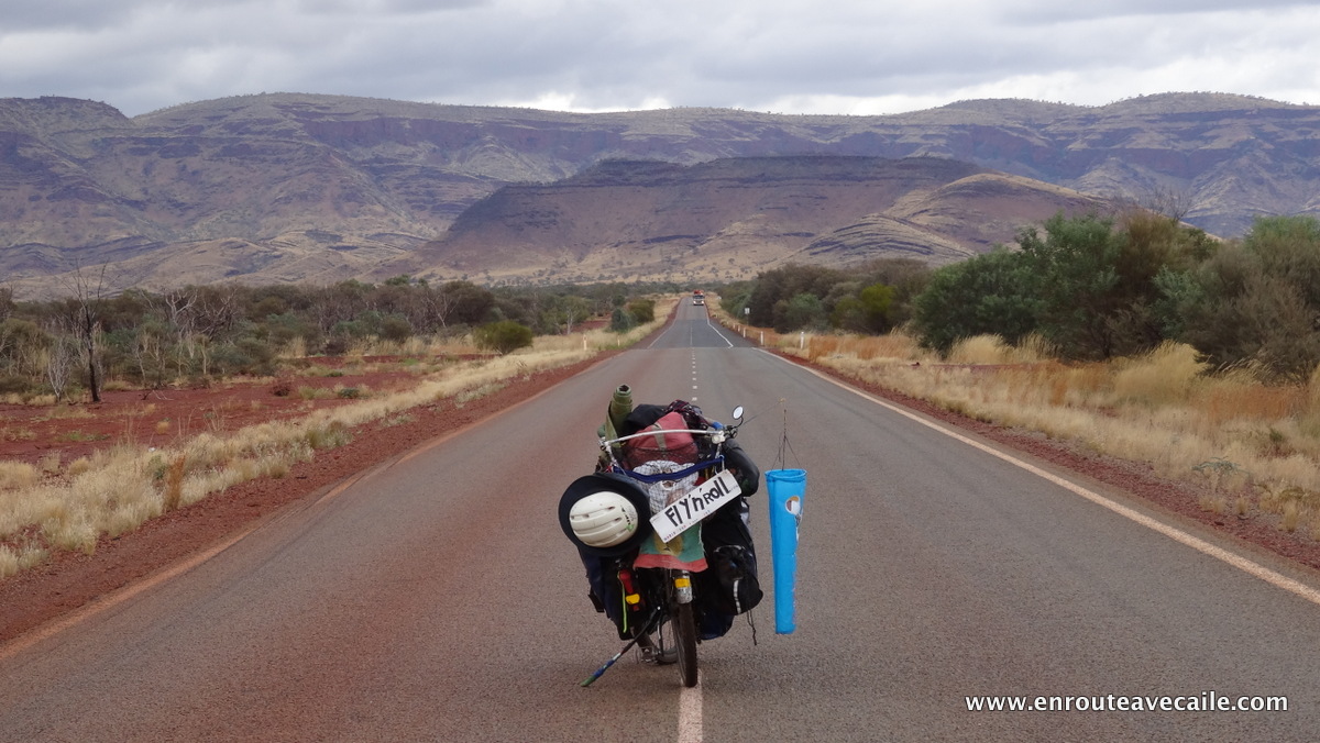 27 Apr 2014<br>Baroudeur contre gros camion.<br>Karijini NP area, Western Australia.
