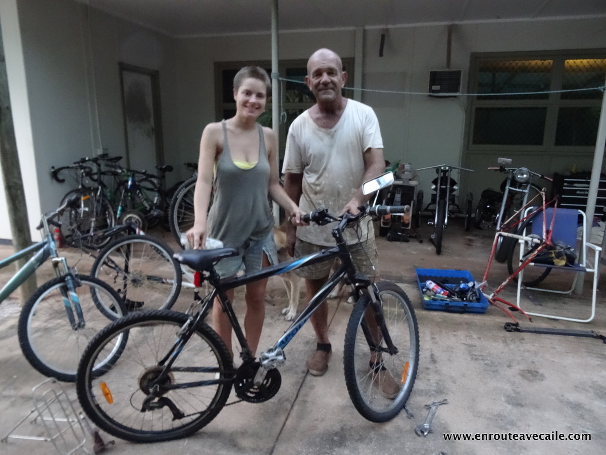 08 May 2014<br>Smicko offre un vélo recyclé à Ilona, pour son projet de venir avec moi jusqu'à Darwin, 2000kms plus loin.<br>Broome area, Western Australia.