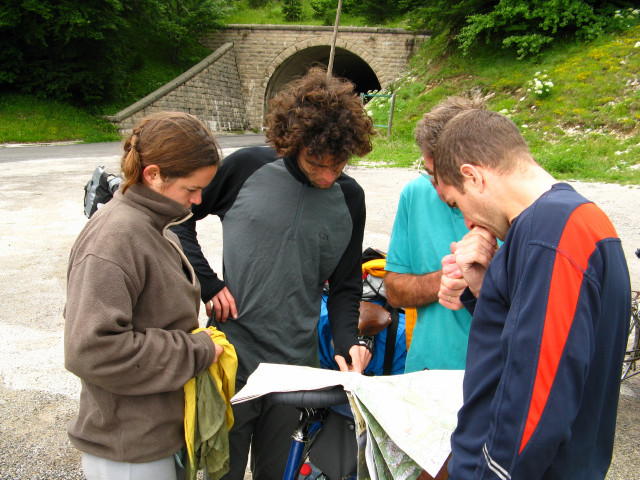 13 Jul 2008<br>Reunion au sommet. Nadege, Christophe le frangin, et le padre étudie la carte pour décider quel coin fera le mieux l'affaire pour se taper un bon petit gueuleton cassage-de-pattes de derrière les fagots.