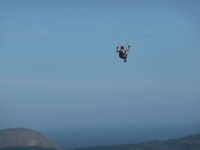 17 Feb 2009<br>Flight over Niteroi. Paragliding is really a form of free flight even when sometimes we forget that we sustends sailing in the air. <br> Niteroi, Rio de Janeiro, Brazil
