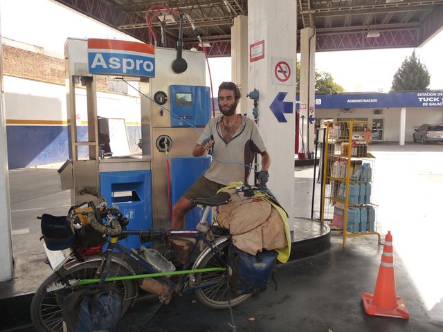 <br>En vélo aussi on fait le plein... d'eau. 5L pour la nuit, ça devrait le faire!<br> <br>Rio Cuarto, Argentine<br>