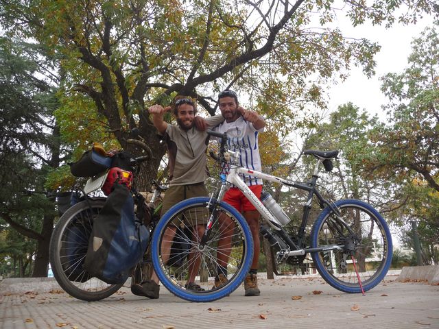 19 Apr 2009<br><br> Ricardo is my second flyer cyclist I meet. 4 years of wandering in the wheels, 250 km in one day did not scare, it is straight from Ushuaia. <br><br> Rio Cuarto, Argentina <br>