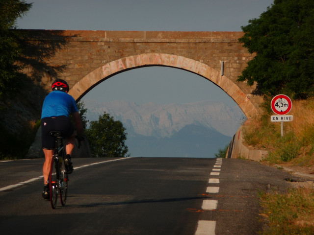 04 Aug 2008<br>In the distance, the Pyrenees espagnoles.Un cyclist shows me the path.