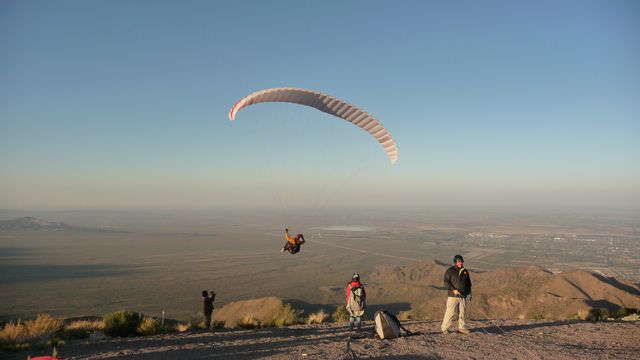 26 Apr 2009<br><br>Décollage de Cerro Arco, site de parapente de Mendoza.<br> <br>Argentine<br>