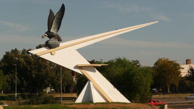 30 Apr 2009<br>Emblème des Andes, le Condor déploie ses ailes dans la ville.<br> <br>Mendoza, Argentine<br>