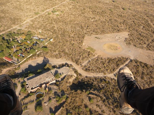 07 May 2009<br>Vue en vol de l'atterrissage de parapente du Cerro Arco. Je vis dans la maison juste à coté une dizaine de jours.<br> <br>Mendoza, Argentine<br>