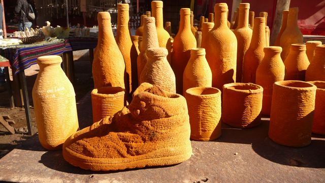 Puente del Inca, the process of filing organic-chemical works on the rock ... but old pair of sneakers! What makes beautiful statues for tourists <br> Puente del Inca, Argentina. <br>