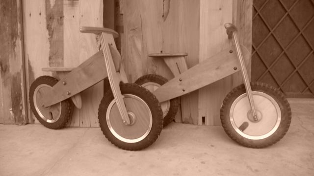 25 May 2009<br>Vélos en bois, fabrication artisanale de Martin Buschor, suisse qui m'offre l'hospitalité pour la nuit.