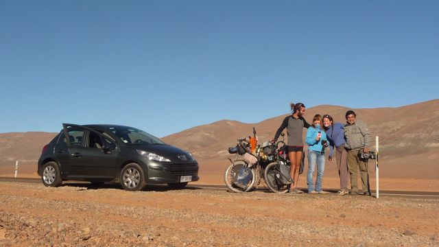 28 Jul 2009<br>In the desert, we are great signs in a passing car, standing on our bikes. It stops, leaving two journalists, a week after we go to national newspaper, everyone recognizes us! <br> Atacama Desert, Chile