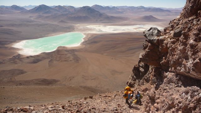 06 Aug 2009<br>We descend the Licanacabour, disappointed at not being able to fly, with the bottom Laguna Verde and Blanca. <br> Licancabour, Bolivia by Google Translate