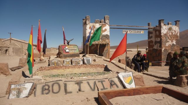 27 Aug 2009<br>A military outpost in Bolivia, the safeguard against the potential invasion of Chile. The guys welcomed us wonderfully, urge us questions. Idleness have made the creation of clever sculptures full of nationalism militaire.Sud-Lipez, Bolivia by Google Translate