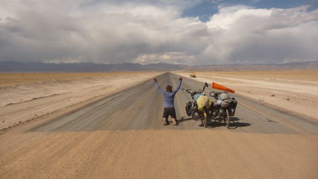 16 Sep 2009<br>After a month and a half of sandy tracks, we end up with an unfeigned joy the divine asphalt! Sud Lipez, Bolivia