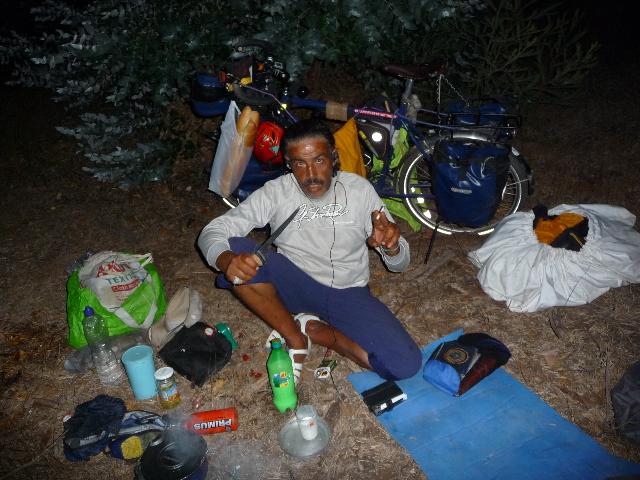 04 Sep 2008<br>Bivouac, forest south of LaracheBobker and knife &quot;in case an enemy shows up.&quot; Air saw my little reassured: &quot;You friend, you no problem, reassurance, sleeping&quot;. The worst is that &#39;it happens to fall asleep ...