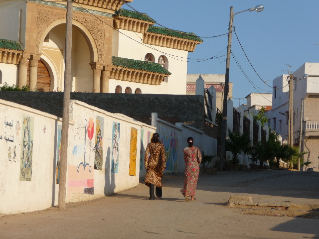 Assilah, nord Maroc2 femmes. Des punks, des hippies ou des rebelles de la société à en croire leur belles chevelures non voilées!