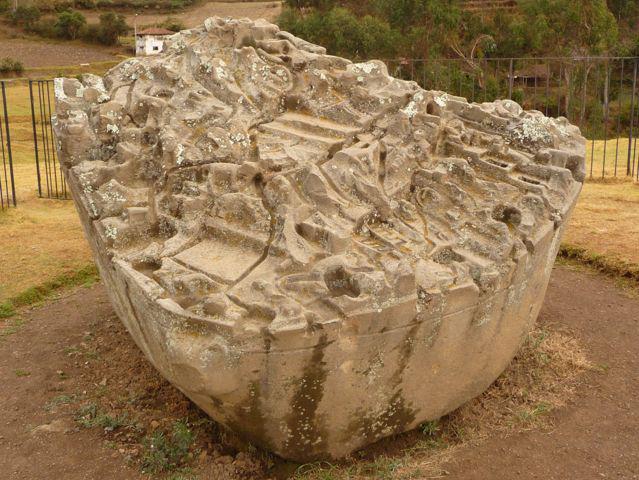 Chef d'oeuvre Incas, cette pierre sculptée est le résultat artistique de l'asservissement de la population sur l'ensemble du pays par les Incas.  Chaque groupe culturel asservis devait payer un impot en travail aux Incas, cette pierre en est une partie.San Luis, Pérou