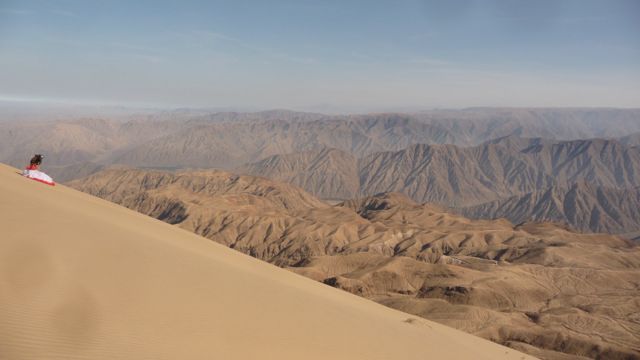 31 Oct 2009<br>Cerro Blanco is the highest dune in the world with 1500m of vertical sand and towering at 2200m above sea level. We leave one morning for the fall speed riding or paragliding according vent.Cerro Blanco, Nazca, Peru