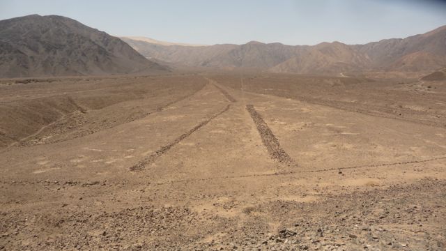 Une des fameuses lignes de Nazca, l'une des rares visibles depuis le sol.Nazca, Pérou
