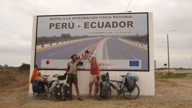 Nous arrivons  la frontière Pérou &ndash; Equateur. Une nouvelle de franchie, encore !Frontière avec Pérou, Equateur