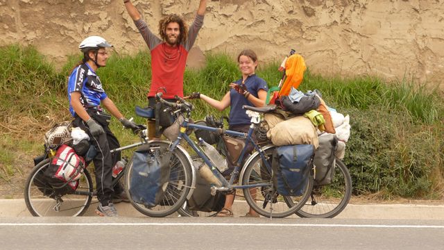 Rencontre d&rsquo;un des quinze cyclotouristes colombiens que nous croisons par petits groupes ces derniers jours. Ceux-ci voyagent avec des sacoches faites maison avec de vieux bidons de plastiques. Riobamba , Equateur