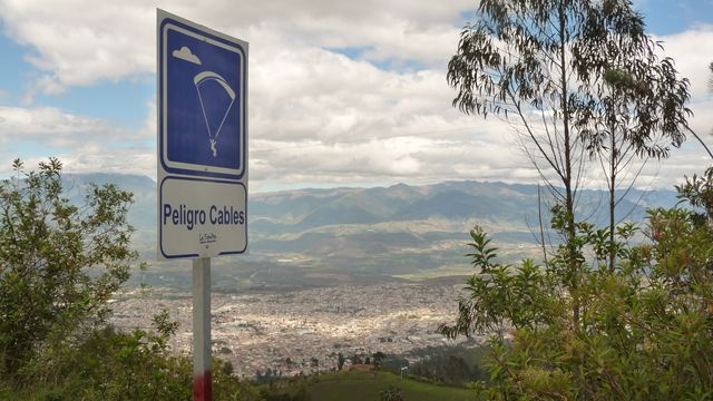 Attention câbles ! C&rsquo;est la première fois que je vois un panneau sur le bord de la route spécialement dédié aux pilotes de parapente. Ibarra, Equateur
