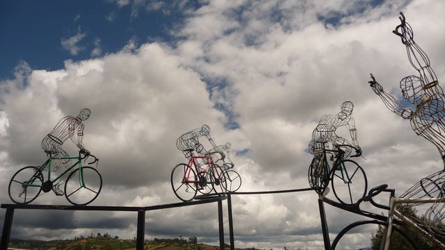 18 Dec 2009<br>Statue in honor of the many bicyclists équatoriens.Tulcan, Ecuador