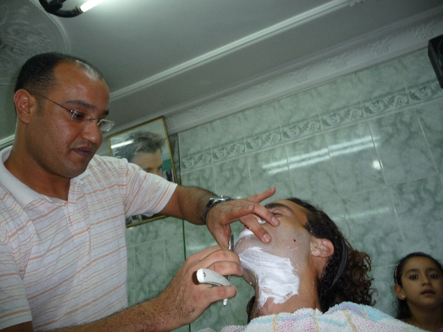 25 Sep 2008<br>Agadir, barbier.Après 2 months and half a beard, it&#39;s time to rebuild a face. Especially as the real boat stop expecting the Canaries ... we will have to ensure a minimum issue presentation! I would be among the Arabs for a real barber. No real pro like that at home!