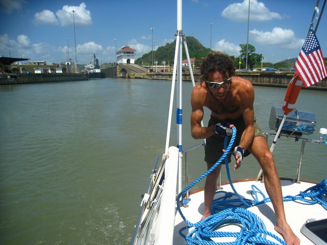 27 Jan 2010<br>Mon boulot de Line Handler sur les voiliers consiste à m&rsquo;occuper d&rsquo;une des quatre amarres qui tiendront le bateau aux quais lors des passages d&rsquo;écluses.Canal de Panama, Panama