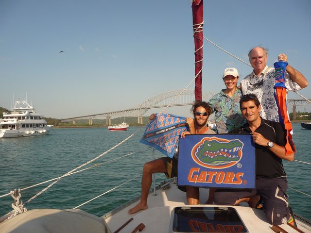 The team with the boat Tregoning Franck-Olivier, and the couple Randall - Alisson that come from Florida Gators town where I lived seven months in the past. Our arrival at the end of canal.Panama City, Panama