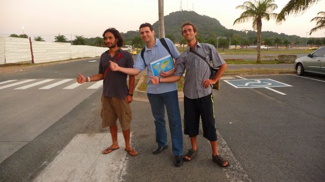 Summit with two great hitchhikers of this world. Ludovic Hubler (middle) is known in France for performing a world tour stop in five years (see www.ludovichubler.com). He is our mentor with Antoine (left) which is the same for all that is sailing stop.Panama City, Panama