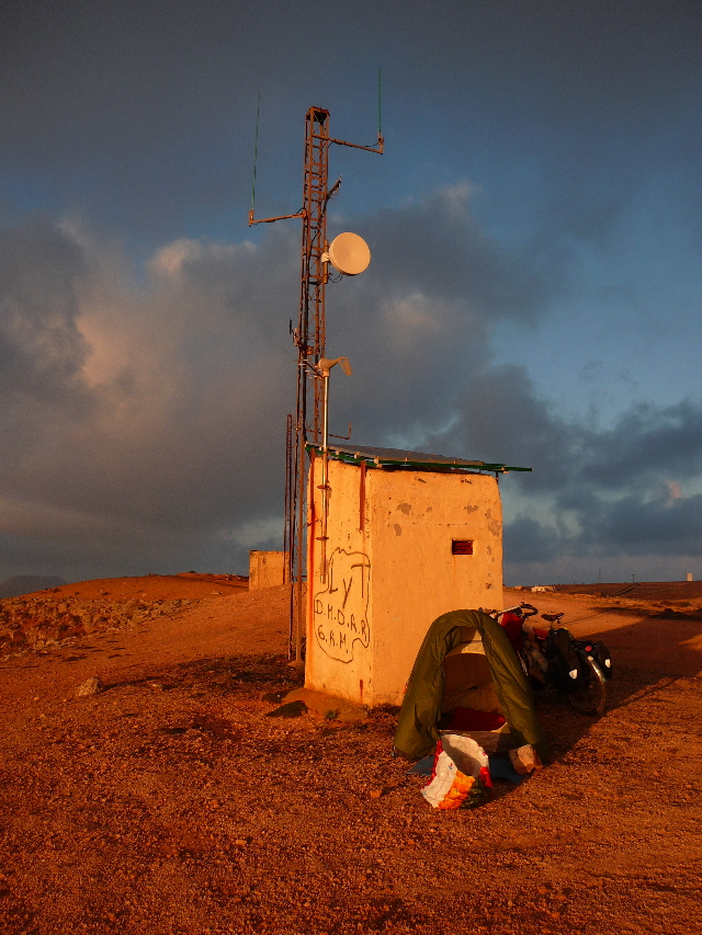 02 Oct 2008<br>Penas del Chache, 670m, top of Lanzarote Island Canaries.3e camp on the island. Also strong winds, but more violent and more cold. More rain too. In short I let you think of my night that night. Still, you&#39;d see the view! Go and take a look at Google Earth, ca worth the trip ... the click! (for those who do not have Google Earth, take vot bike).