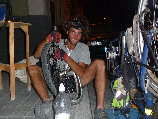 15 Oct 2008<br>Las Palmas, Gran Canaria Islands CanariesMa first puncture, after some 4500 kms! Strength is certainly not the right time. 22H, we wait, and we&#39;re tired and starved to death ... And to my shame, I will put no less than three hours to repair! Almost no glue, double puncture, tube replacement inadaptée.Pour defense tire screw stuck in there has left him no chance: three good solid inch bristling with solid wood edge. I keep this brand!