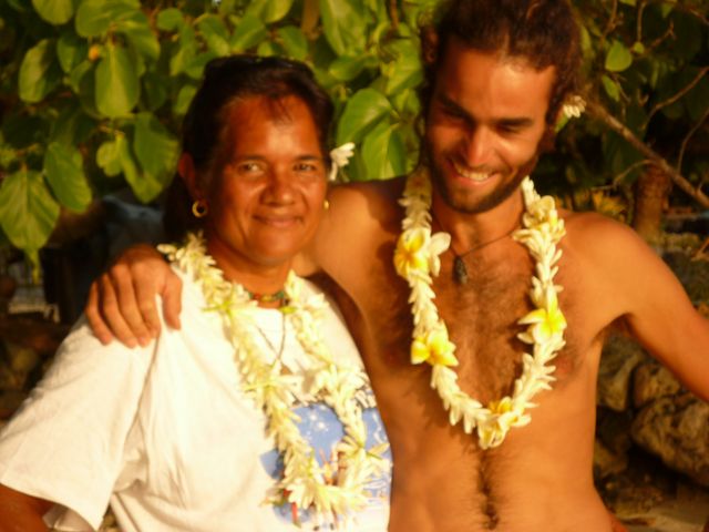 21 May 2010<br>Taa me montre comment tresser les colliers de fleurs. Bonne idée pour accueillir Nadège dignement à son arrivée prochaine.Fakarava, Tuamotu, Polynésie Française